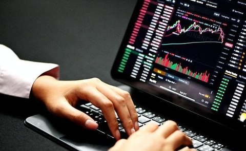 把“股票配资”讲明白：新手最该懂的底层逻辑与坑位