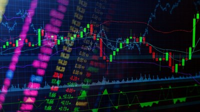 无锡期货配资  原油暴涨7%创近三个月新高，黄金重挫3.4%——商品期货市场剧烈波动